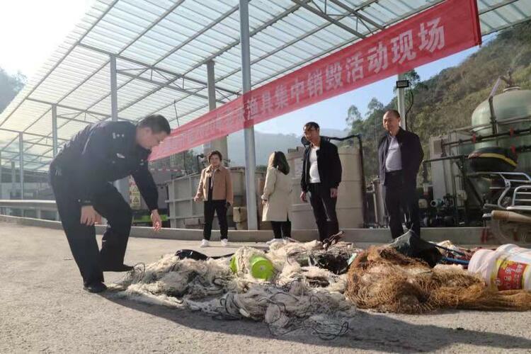 重庆万盛警方举行非法渔具集中销毁活动