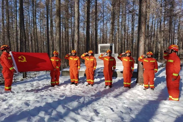 （有修改）【河北122901】承德围场消防：御道口牧场救援站赴塞罕坝王尚海纪念林开展主题党日活动