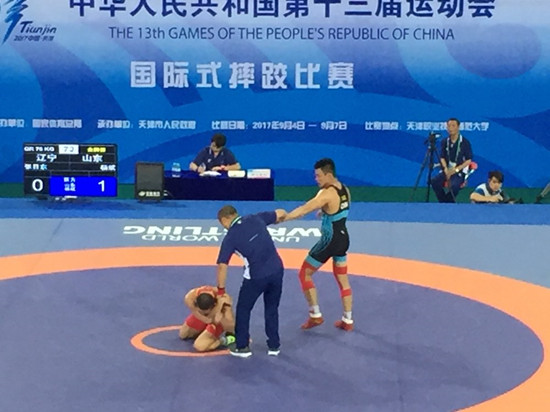 山东选手杨斌在全运会古典式摔跤中夺冠_fororder_2a516b53fd3abf93acf1fe063cb13f04_副本