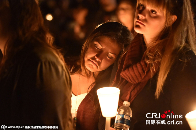 美校园枪击案致13死 民众点燃烛火悼念