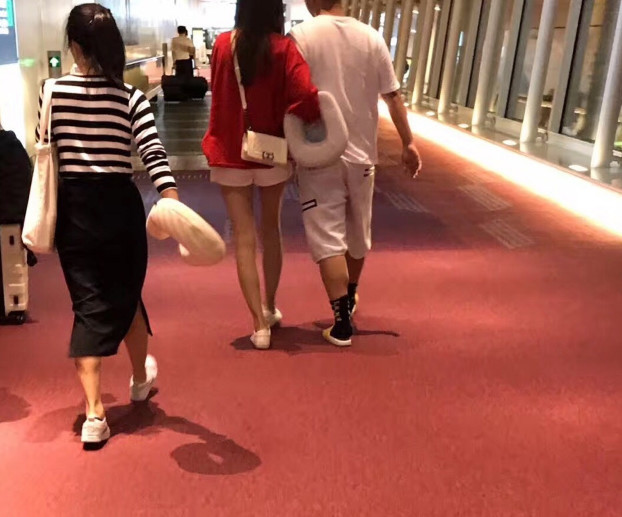 沈梦辰揽着杜海涛 这对小情侣甜甜的_娱乐_腾讯网