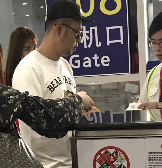 沈梦辰揽着杜海涛 这对小情侣甜甜的_娱乐_腾讯网