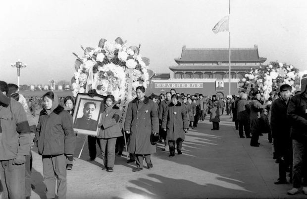 那年十里长街人群悲恸，只为送您！