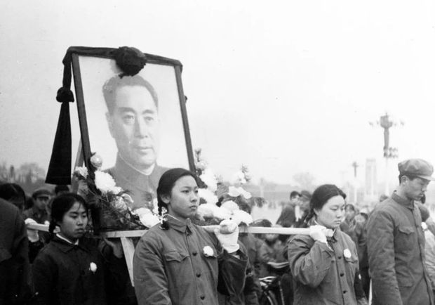 那年十里长街人群悲恸，只为送您！