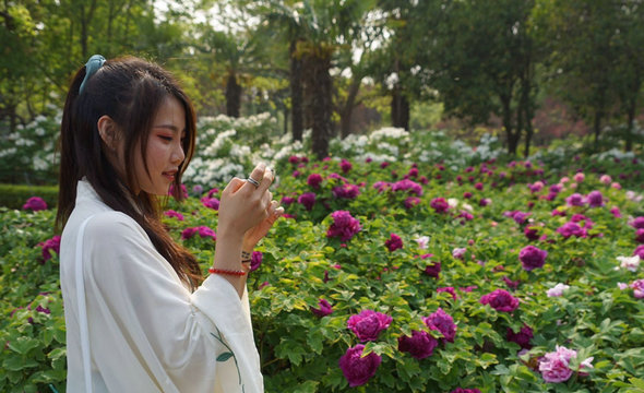 身着汉服的女游客游园赏花_fororder_CqgNOlyy6huAeNOAAAAAAAAAAAA516.900x600_副本