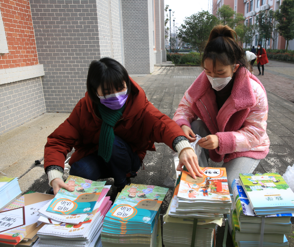 【重庆】【周利宏已审】【北碚区委宣传部供稿】重庆北碚区：新学期课本免费寄到家