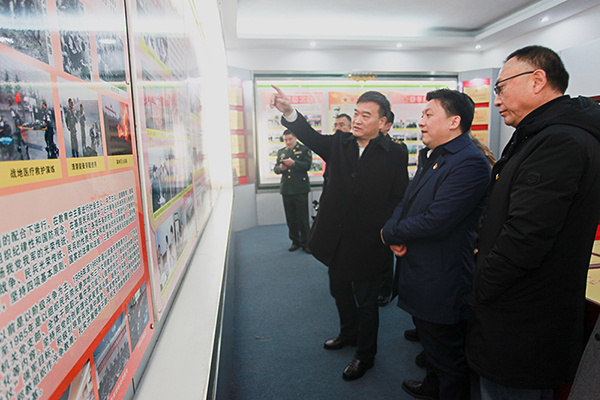自贡自流井：聚焦强军兴武 持续提升国防建设质量水平_fororder_参观荣誉室