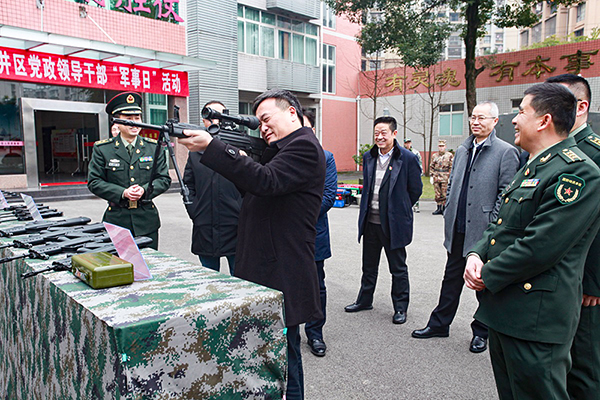 自贡自流井：聚焦强军兴武 持续提升国防建设质量水平_fororder_现场体验轻武器射击瞄准