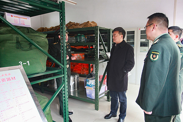 自贡自流井：聚焦强军兴武 持续提升国防建设质量水平_fororder_查看民兵战备器材库