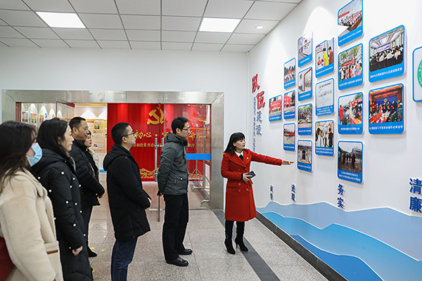 自贡市新时代文明实践中心建设工作现场会在沿滩区召开_fororder_参观沿滩区新时代文明实践中心