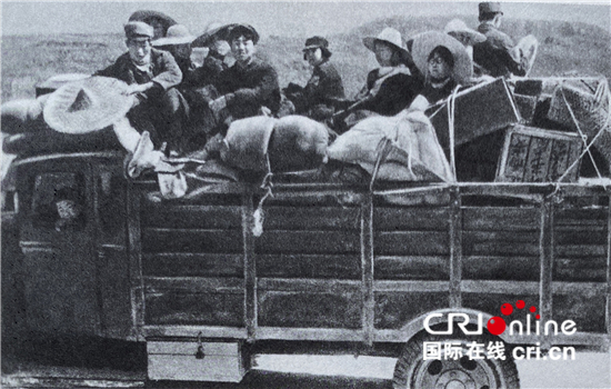 尘封近80年 苏联战地记者纪实作品《在华一年》"重见天日"_fororder_卡尔曼拍摄的珍贵影像 “中国青年爱国者从四面八方向陕甘宁边区汇集”