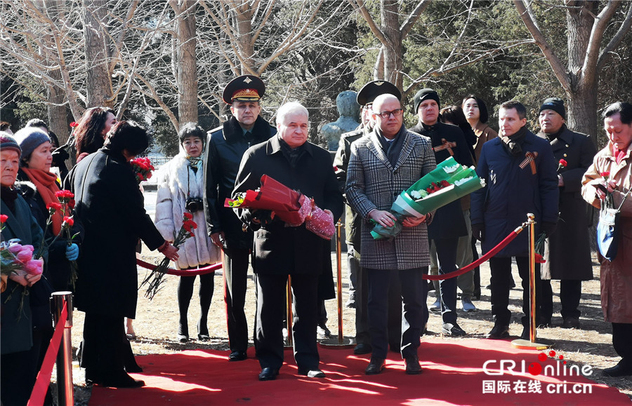 图片默认标题_fororder_俄罗斯驻华大使杰尼索夫、白俄罗斯驻华大使鲁德向《苏联飞鹰》雕塑敬献献花。拍摄：祁音.jp