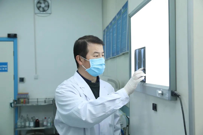 西安急诊科医生王彦军：两天一夜坚守病人寸步不离