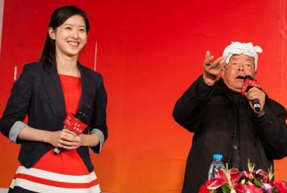 章泽天素颜和农民伯伯互动 气质绝佳心思细(图)
