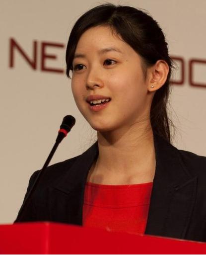 章泽天素颜和农民伯伯互动 气质绝佳心思细(图)