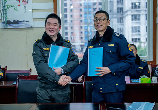 川渝两地交通运输执法部门携手打击“黑”车 签订合作备忘录_fororder_签字仪式现场2