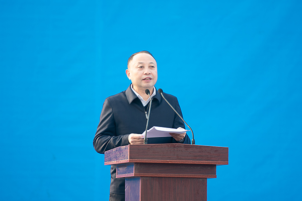 自贡市2021年第一批71个重大项目集中开工_fororder_4自贡市委副书记、市长何树平介绍项目情况（摄影-廖志全）