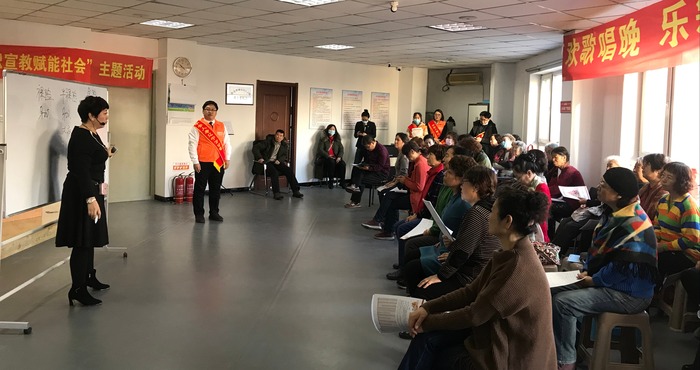 平安人寿宣教队走进阳光尚城社区宣传金融知识_fororder_金融知识宣教现场1.JPG