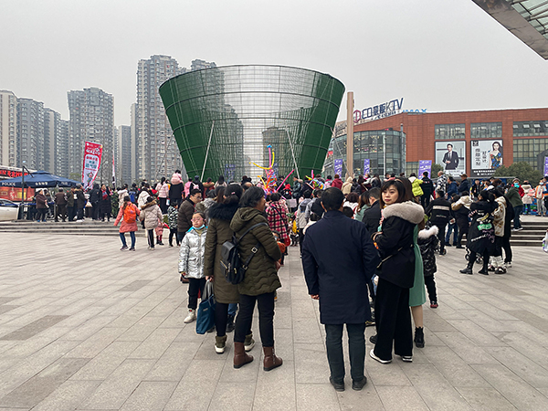 自贡：文明出行过元旦 人人皆可成风景_fororder_2、市民有序观排队领取气球（摄影-杨梦婧）
