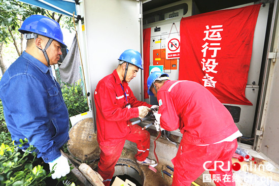 图片默认标题_fororder_员工正在加班加点施工