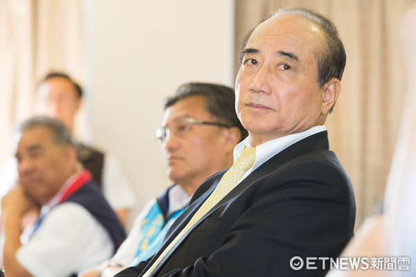 王金平不满被质疑"蓝皮绿骨" 罕见爆粗口