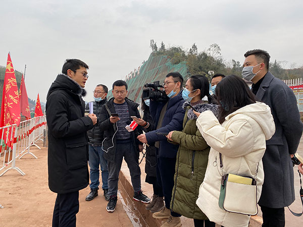 再造一个资阳 临空经济助力资阳创新发展_fororder_Xxx王超（左一）接受媒体采访--摄影--张黎萍