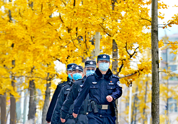 广安前锋区：让平安落地生根 让百姓乐享安宁_fororder_特巡警队员在城区进行日常步巡