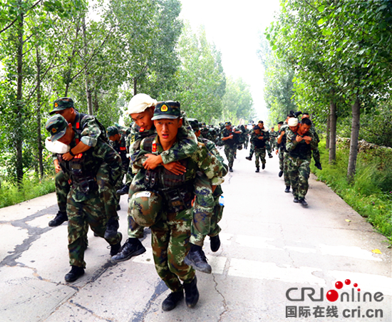 武警山东总队鲁北片区开始第三季度极限训练_fororder_徒手搬运伤员