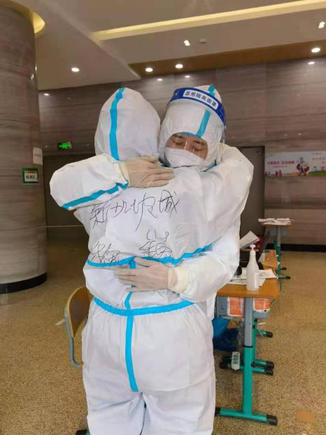 （有修改）【B】沈阳“老魏太太”坚守核酸检测现场 六天奋战近百小时