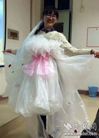 湖北大学大一女生用一次性桌布制作"环保婚纱"