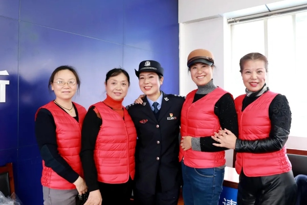 （过审）“回警营 忆初心 话传承” 成都铁警组织离退休民警重回警营共庆首个“中国人民警察节”