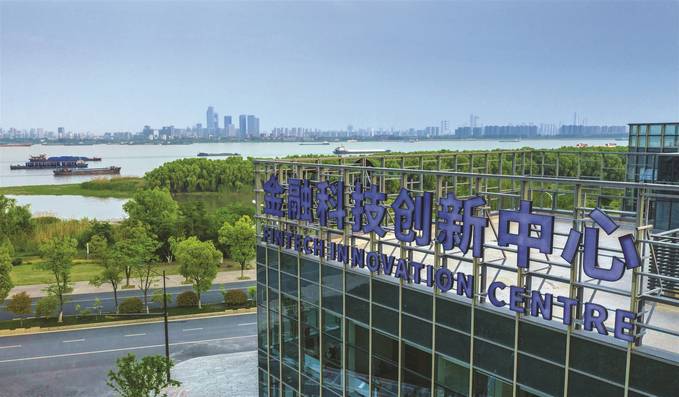 踏浪潮头，“闯”出最近的未来_fororder_ec3b2a59-773c-4d2c-9bba-f5eaf49e3074