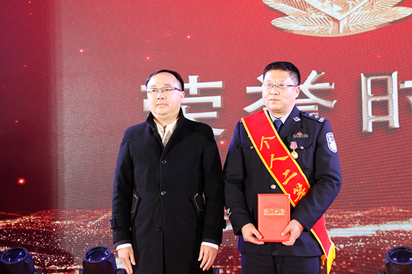宜宾高县举行“首届中国人民警察节”主题庆祝大会_fororder_颁奖现场-摄影-高学兵3