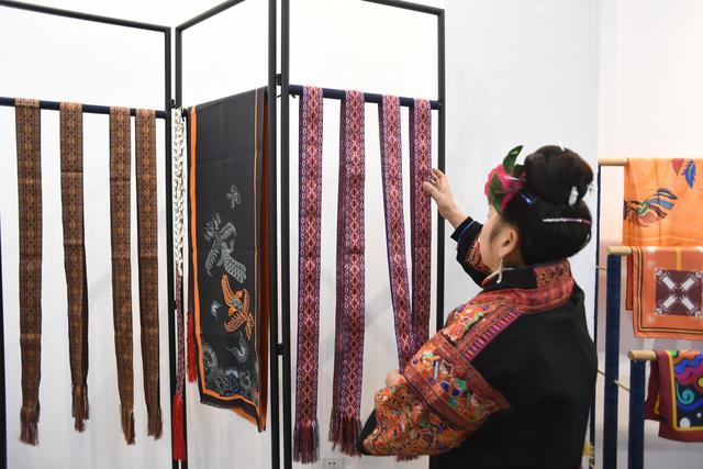 （中首）贵州施秉：绣娘手中线 顾家增收两不误