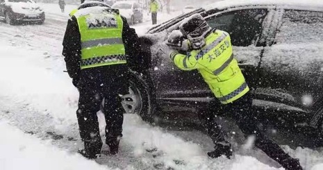 大连风雪中的别样“警”色_fororder_交警2(1)