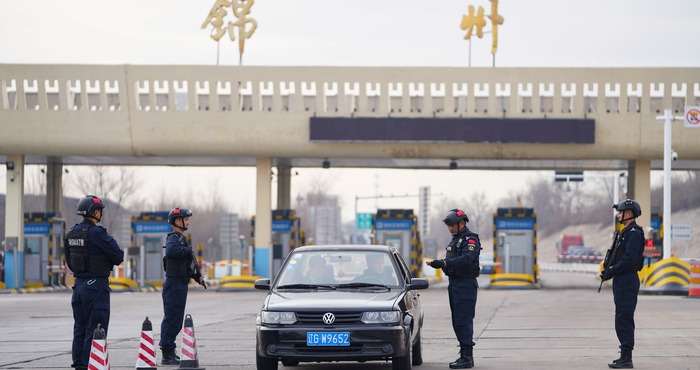 锦州公安局巡特警支队特警突击队大队长陈帅：做最坚决的冲锋_fororder_节日期间在锦州高速卡口核查过往人员信息.JPG