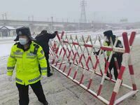 大连金州公安分局全警屯兵一线 死守疫情防控“四道防线”_fororder_巡特警(1)