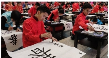 大连：中外儿童挥毫写“春”