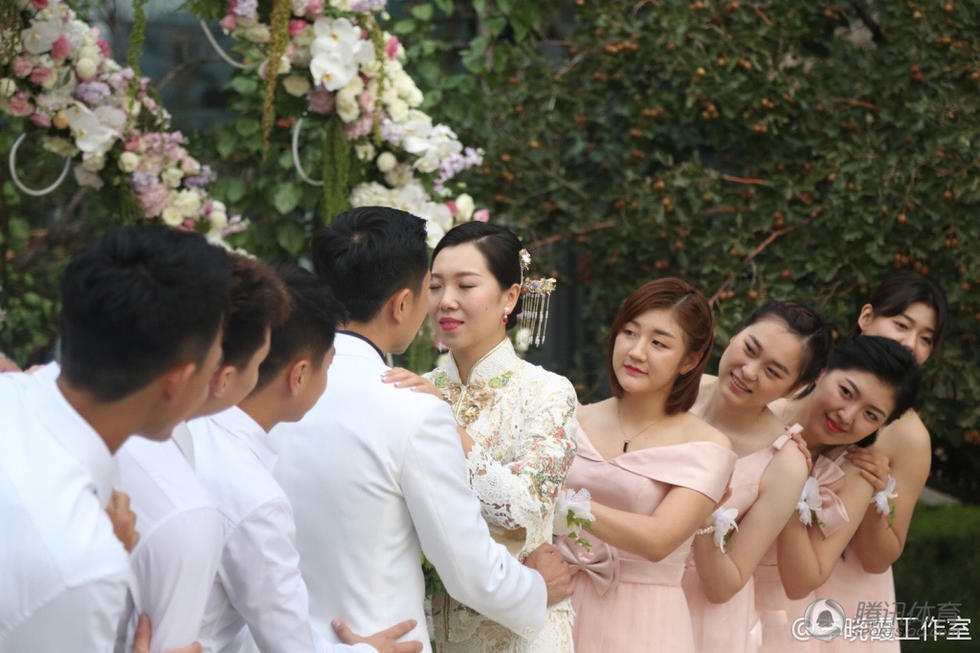 组图：李晓霞举办婚礼 国乒伴郎伴娘团引关注