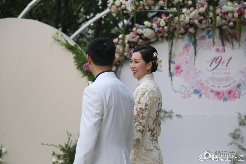 组图：李晓霞举办婚礼 国乒伴郎伴娘团引关注