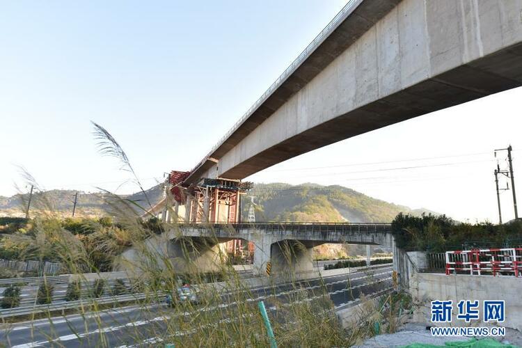 新建福厦铁路青口特大桥最大跨度T构梁转体成功