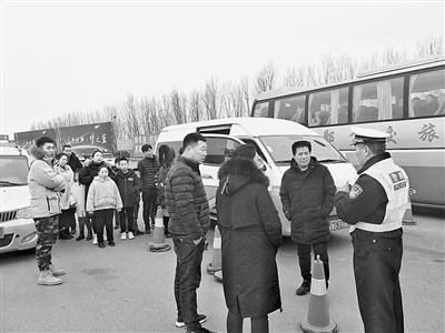 【汽车-图片】高速交警严查节后超员违法