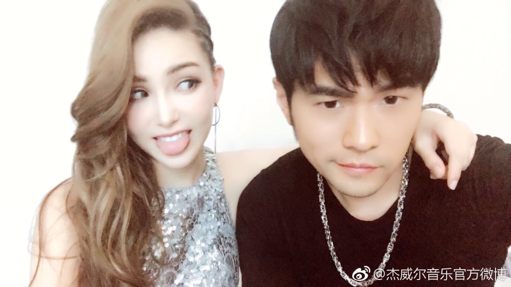 周杰伦晒与昆凌背影照 化身宠妻狂魔恩爱秀不停