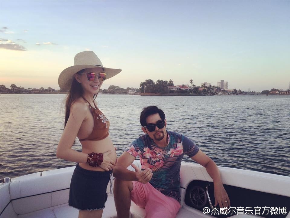 周杰伦晒与昆凌背影照 化身宠妻狂魔恩爱秀不停