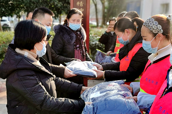 四川省总工会在宜宾市筠连县举行慰问活动_fororder_环卫工人领到防寒服-摄影-曹洋