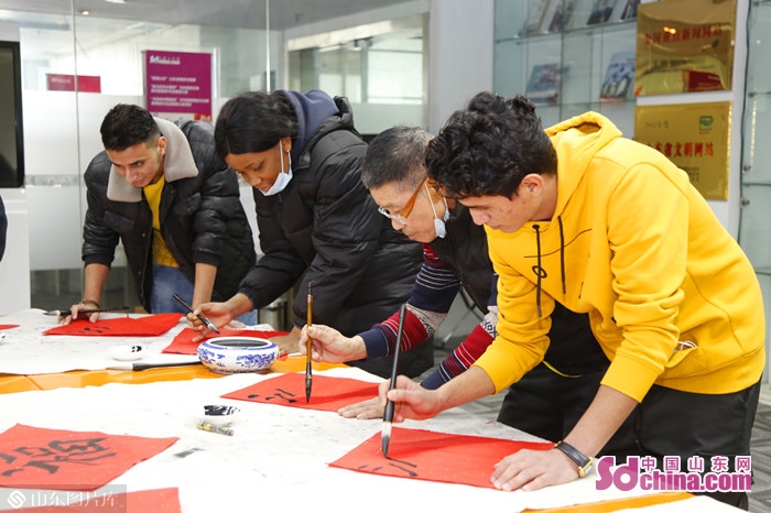 书字会友 翰墨纳福 外国友人体验中国春联艺术