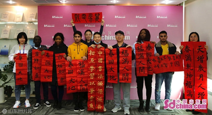 书字会友 翰墨纳福 外国友人体验中国春联艺术