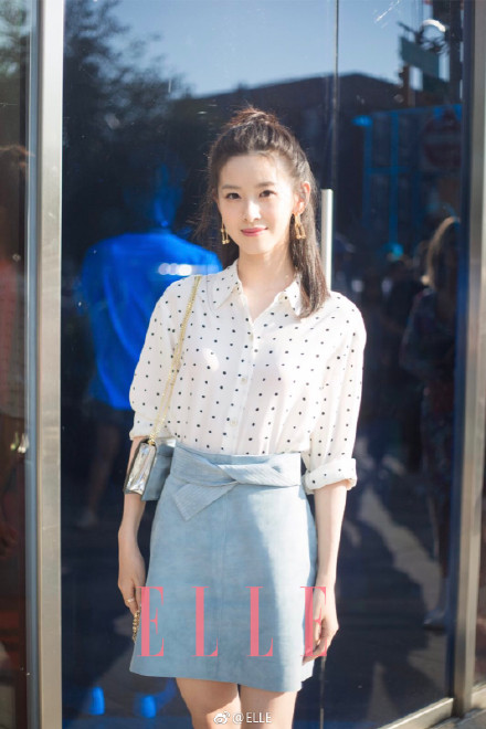 章泽天时装周看秀造型曝光 衬衫短裙少女感十足