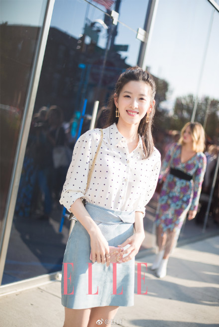 章泽天时装周看秀造型曝光 衬衫短裙少女感十足