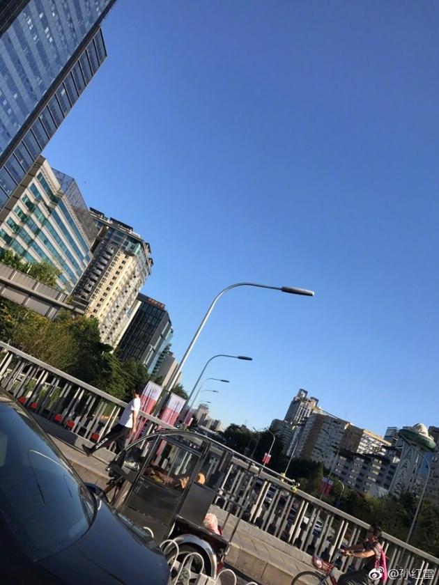 颜王孙红雷清早晒帅照 打扮休闲比搞怪手势超有范